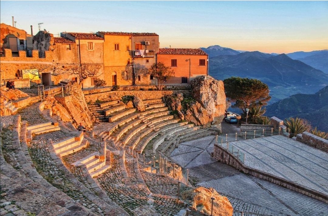 La Costa d'Oro - Teatro Pietra Rosa di Pollina